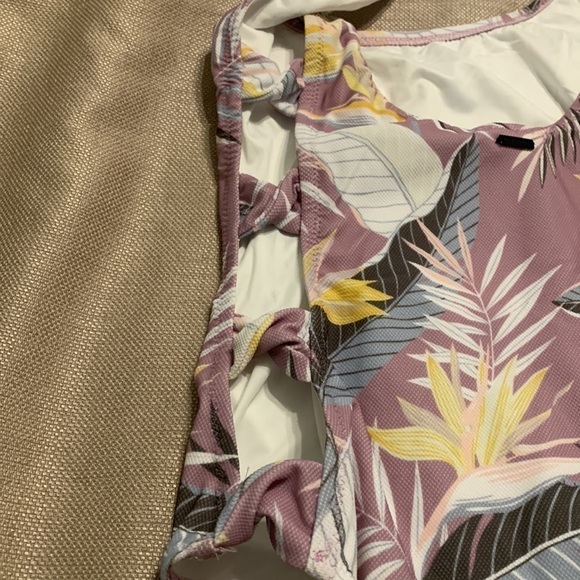 Volcom Don’t Leaf One Piece Swimsuit - Picture 5 of 11